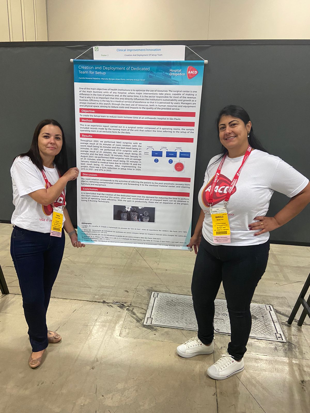 As profissionais Marcela e Camila exibem um dos pôsteres da AACD no congresso da AORN .