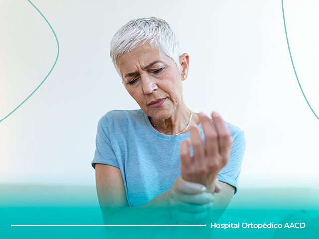 A osteoporose é uma condição clínica que acomete cerca de 10 milhões de pessoas no Brasil, tornando os ossos mais frágeis e sujeitos a fraturas