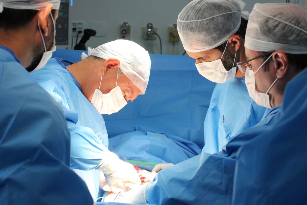 O Hospital Ortopédico AACD é referência na América Latina no tratamento da Escoliose, realizando em média 500 cirurgias dessa patologia por ano