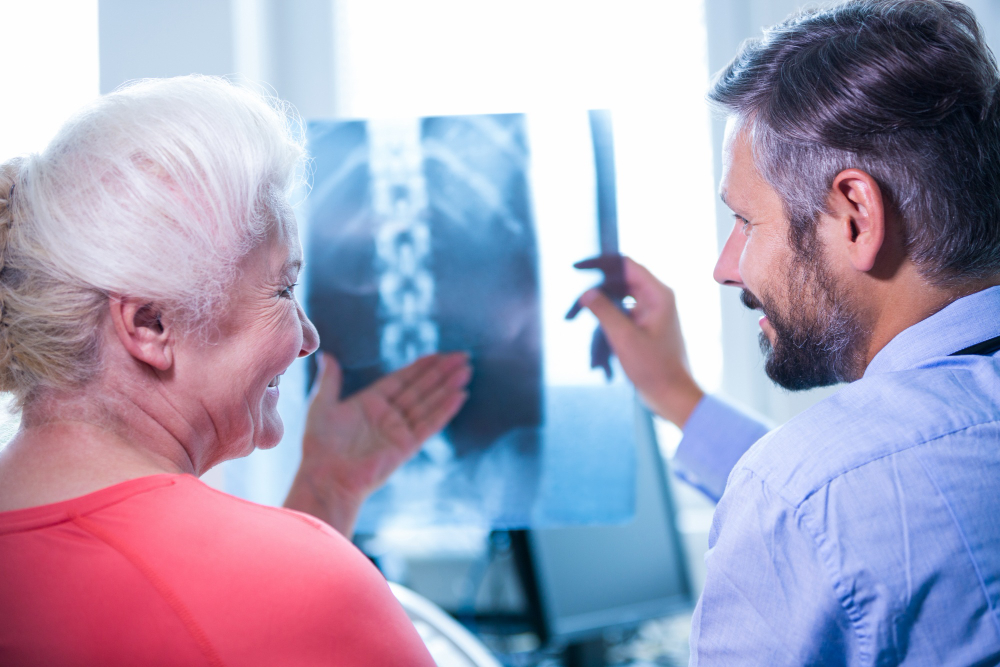 Os exames de imagem auxiliam o ortopedista no diagnóstico da hérnia de disco