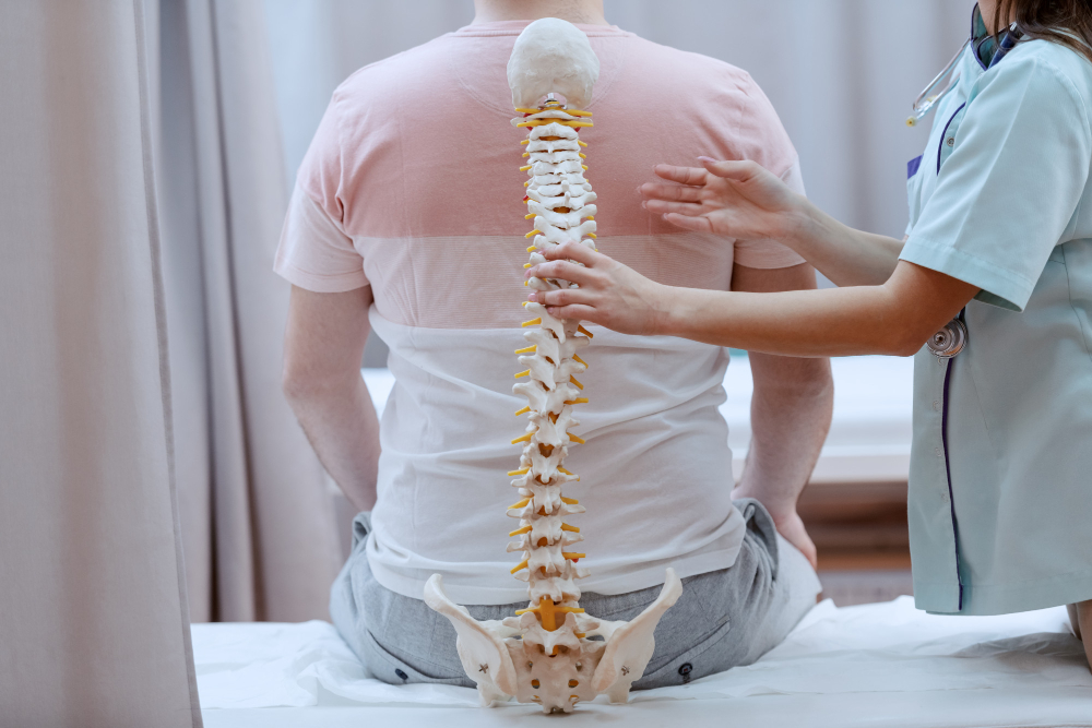 A hérnia de disco afeta a coluna vertebral e pode acontecer em qualquer região da coluna