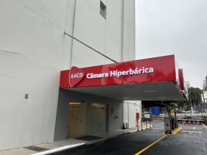 Fachada da entrada da Câmara Hiperbárica no Hospital Ortopédico AACD.