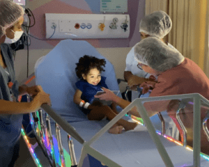 Paciente do Hospital Ortopédico AACD em maca com formato de foguete.
