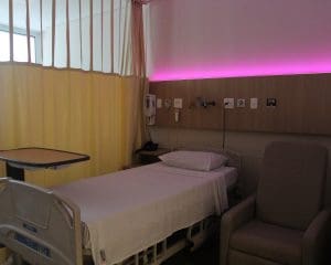 Ação de humanização do Hospital Ortopédico AACD com exibição de luzes coloridas nos leitos hospitalares.