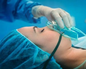 Paciente recebe máscara de aromas na indução anestésica.