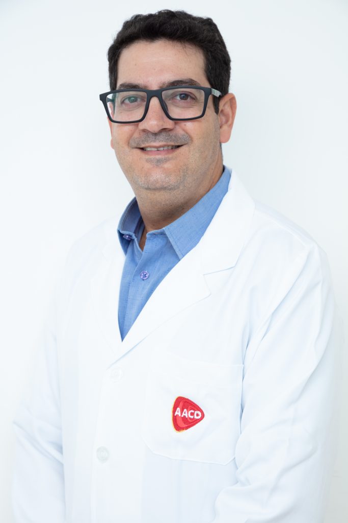Dr. Eduardo Lunes posa com o jaleco da AACD
