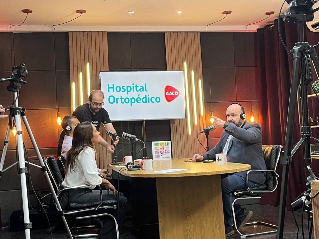 Dr Marcelo e Dra Ana Beatriz falando sobre fisiatria no PodDoutor