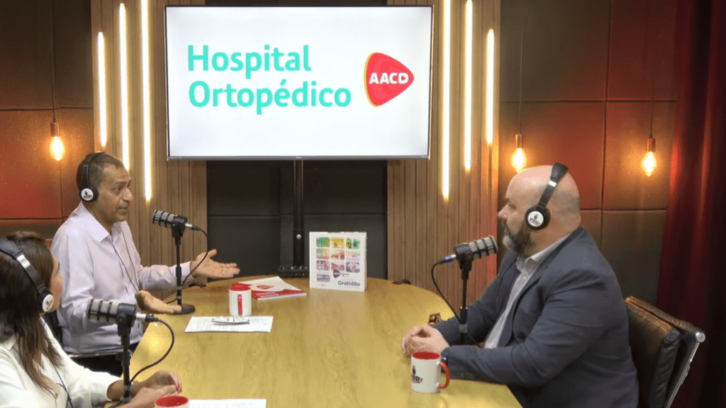 Dr. Marcelo Ares e Dra. Ana Beatriz Tarran, especialistas da AACD, falam sobre a especialidade médica da Fisiatria no podcast "PodDoutor"