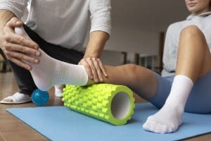 Paciente fazendo fisioterapia após diagnóstico de túnel do tarso