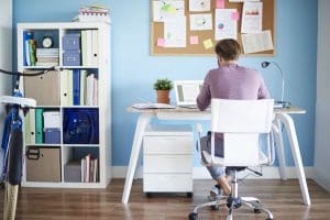 Homem trabalhando home office com cadeira ergonômica