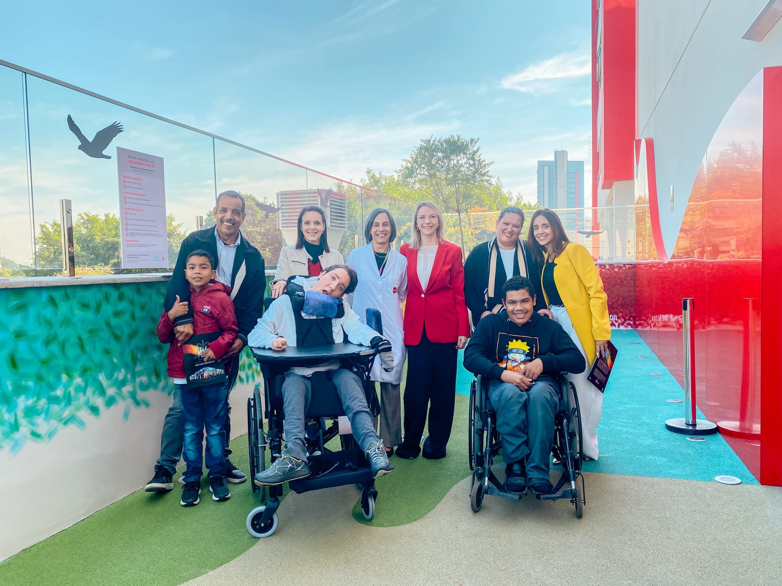 Pacientes e funcionários posam no novo Solarium do Ortopédico AACD.