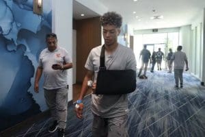 Emam Ashour fraturou a clavícula do ombro esquerdo no primeiro jogo do campeonato.
