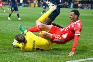Jamal Musiala é derrubado durante o jogo contra o PSG.