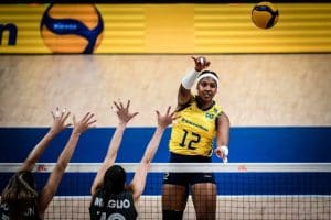 Ana Cristina rebate bola durante jogo de vôlei.