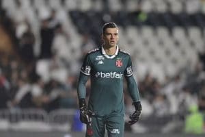 Goleiro Leo Jardim sofreu lesão no tórax