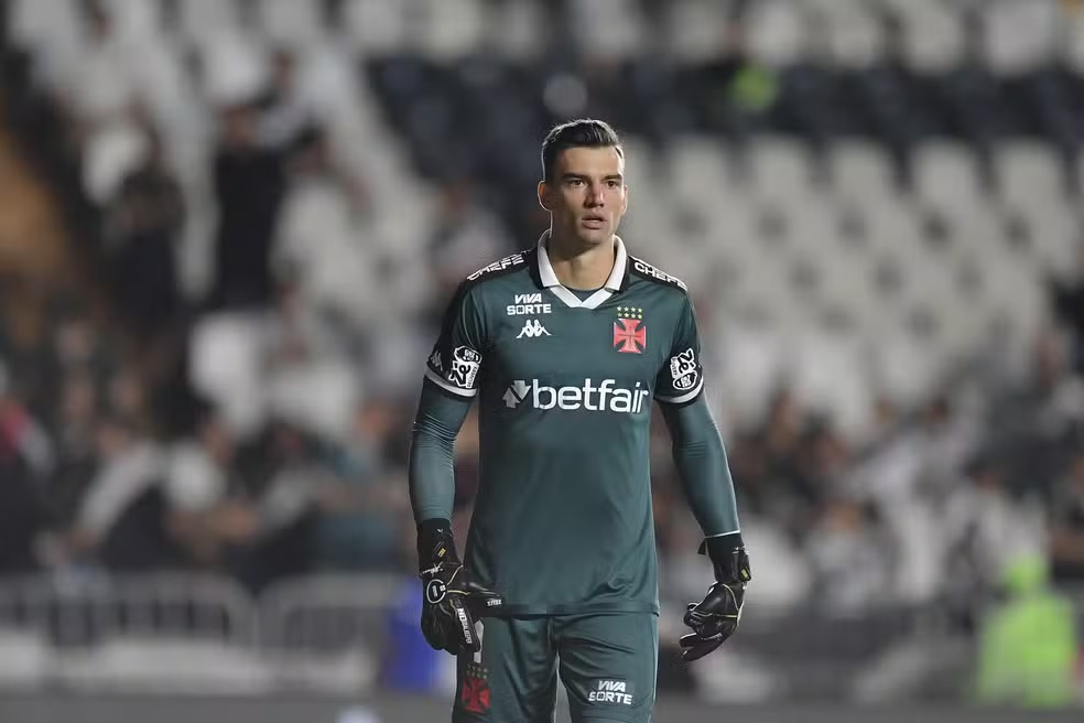 Goleiro Leo Jardim sofreu lesão no tórax