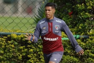 Ryan Francisco se movimenta durante treino.