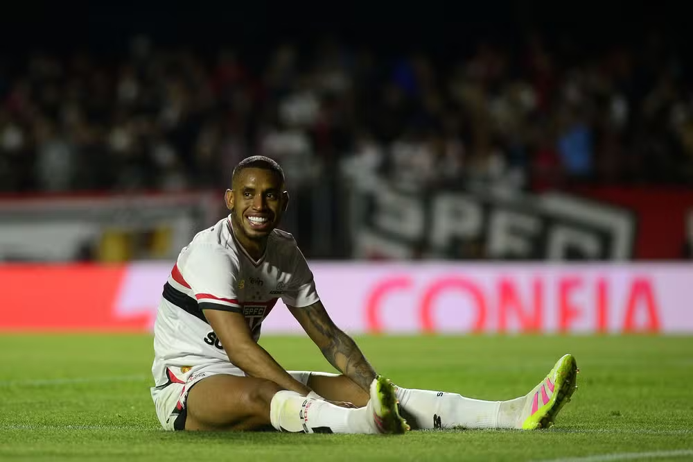 André Silva, jogador do São Paulo, sofreu lesão no LCL e no LCA