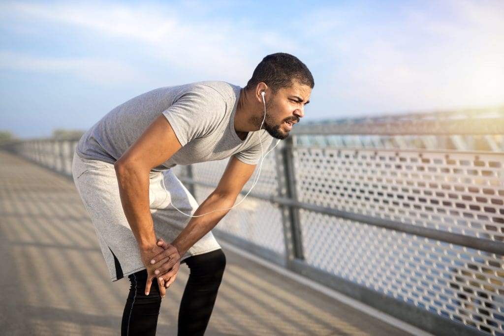 Homem fazendo exercício com dores no joelho