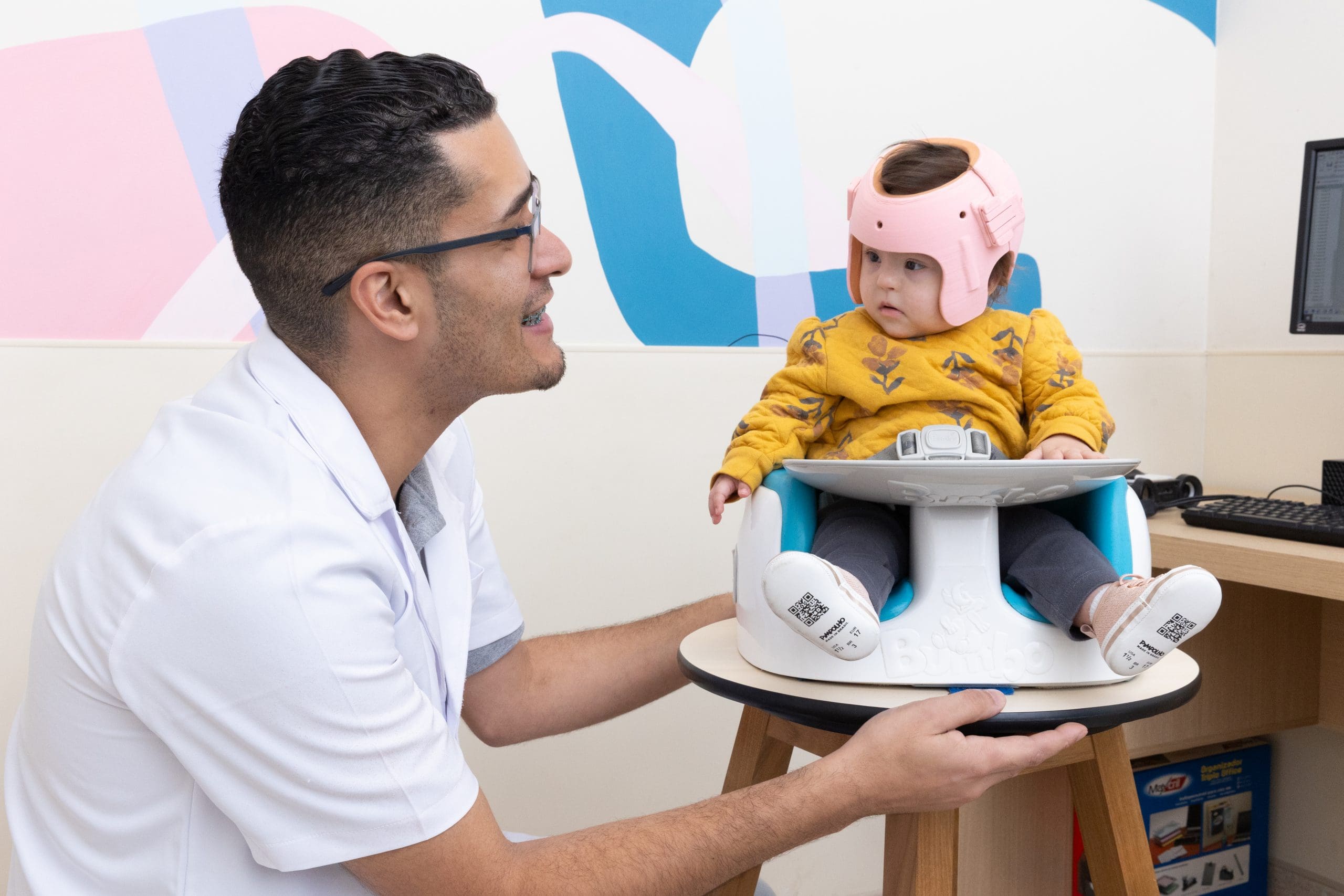 Criança com displasia craniana usando uma órtese craniana