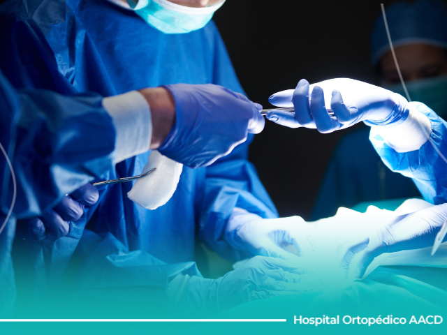 Médicos durante cirurgia de alongamento ósseo para fins estéticos.