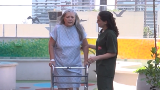 Fisioterapeuta hospitalar com paciente no Solarium do Hospital Ortopédico AACD como parte do atendimento humanizado da Instituição