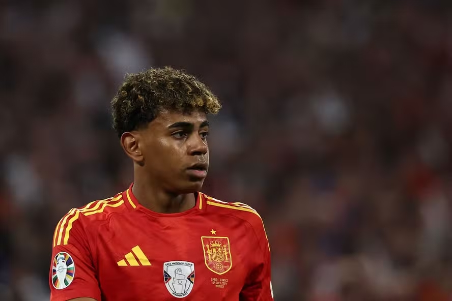Lamine Yamal, jogador de Barcelona,, foi cortado da Seleção Espanhola por um tratamento invasivo de uma pubalgia