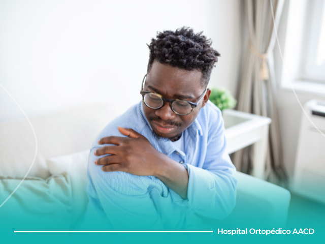 Homem negro de óculos com dores no obro