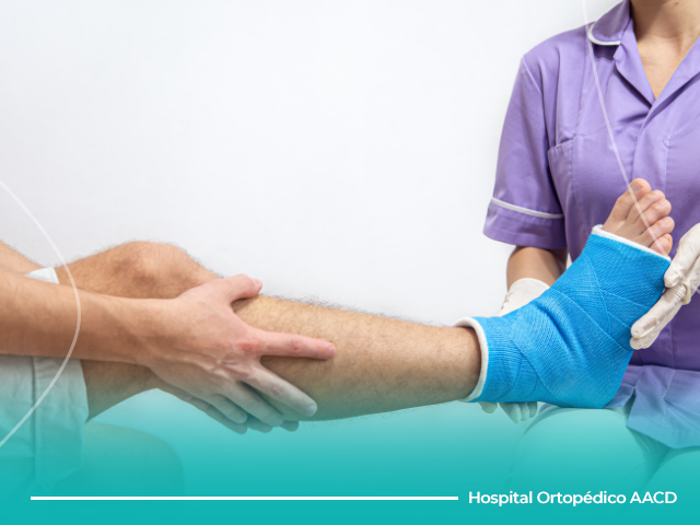 Enfermeira tratando uma lesão no pé com um gesso