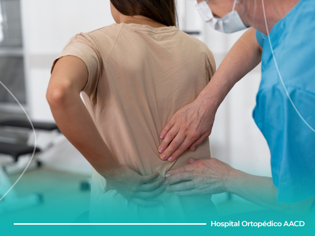 Paciente mostrando as costas ao fisioterapeuta