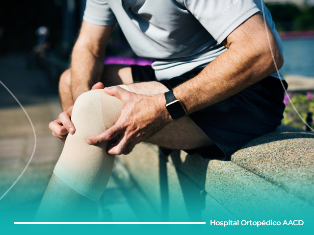 Homem com uma lesão no joelho