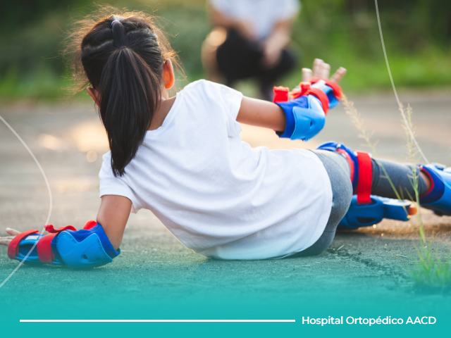 Criança caindo de patins