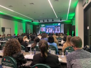 Pessoas sentadas e de costas, prestando atenção em palestra do Simpósio Internacional de Escoliose AACD
