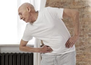 Homem alongando o quadril