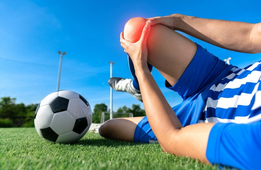 Lesões no joelho são comuns em quem pratica esportes, especialmente em atividades que envolvem corrida, saltos, mudanças rápidas de direção ou contato físico.