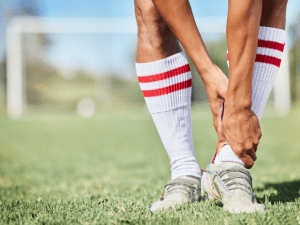 Lesões no pé e tornozelo são comuns em quem pratica esportes, especialmente modalidades de alta intensidade que exigem mudanças rápidas de direção, saltos e impactos constantes.