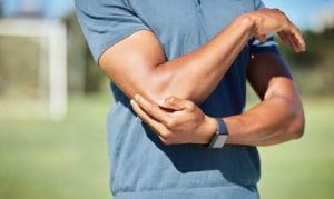 Sendo uma das articulações mais utilizadas com a movimentação do corpo, o cotovelo é suscetível a lesões esportivas.