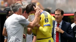 Goleiro belga é consolado pela comissão técnica após confirmação da lesão.