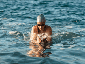 Mulher nadando ao mar aberto