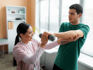 Homem fazendo fisioterapia com peso