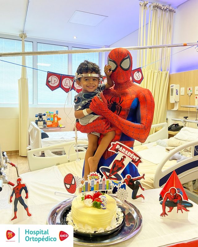 Um momento para guardar no ❤️
 
Nosso paciente Antônio está comemorando hoje 3 anos e convidamos o Homem-Aranha para fazer parte desse dia especial! 🕷️🕸️
 
O Homem-Aranha cantou parabéns, recebeu o primeiro pedaço do bolo, tirou muitas risadas do Antônio e tornou a data ainda mais marcante para a família, que mora em Goiás. Toda iniciativa foi organizada pela nossa equipe de Enfermagem, Voluntariado e Concierge. 🥰
 
🏥 Antônio está em tratamento da escoliose, com o uso do halo craniano, e é acompanhado pelo doutor Paulo Tadeu Cavali, nosso médico do Centro de Referência em Escoliose.
 
Desejamos muita saúde, motivos para celebrar e alegrias na vida do Antônio! 🥳🎉