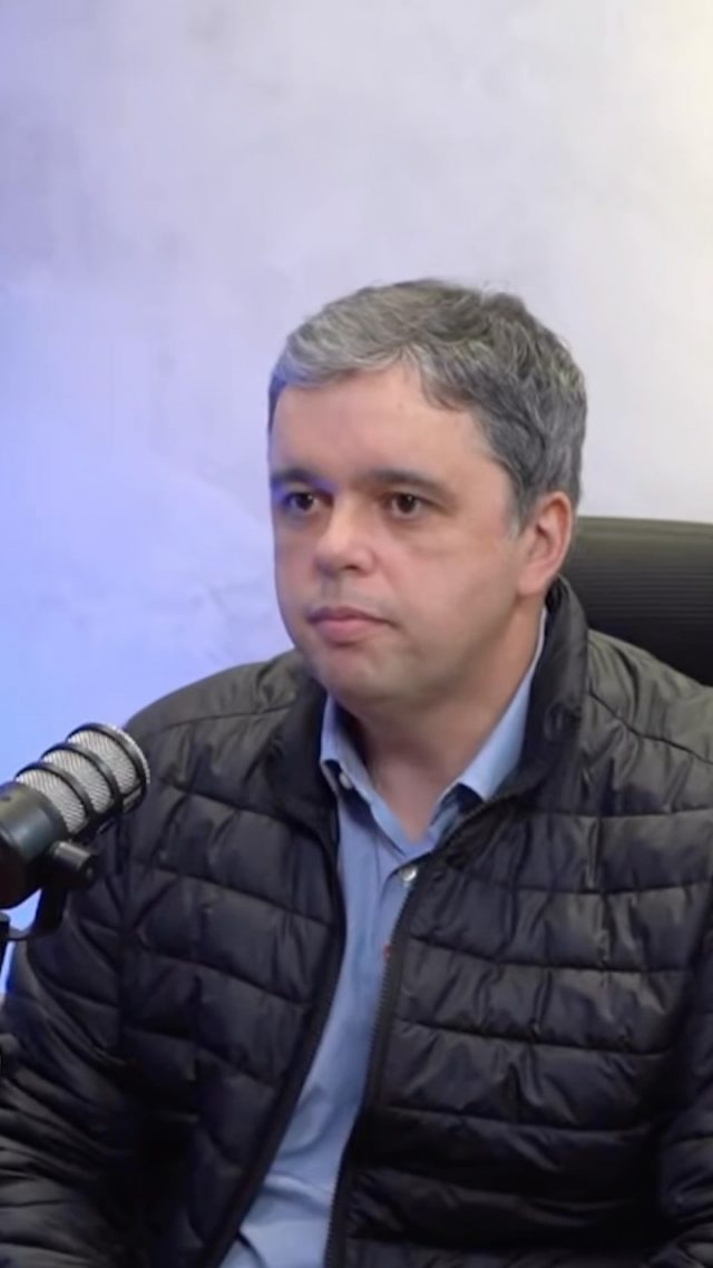 Quem está acompanhando a Copa do Mundo sabe que o ritmo dos jogos é intenso. E, claro, a saúde física dos jogadores também vira assunto principal!​

🎙️ No @poddoutor.podcast, o nosso ortopedista Dr. Ricardo Soares conversou com o @drsidneyjr e explicou a fundo as lesões mais comuns que afastam os craques do campo.​

▶️ Aperta o play para conferir!​

✅ Atendemos particular e convênios. ​

📲 Consulta com hora marcada. Agende pelo WhatsApp (11) 5576-0777 ​

📍 Avenida Professor Ascendino Reis, 724 – Ibirapuera, São Paulo – SP ​

RT: Dra. Renata Menegazzi dos Santos (CRM/SP: 113163)