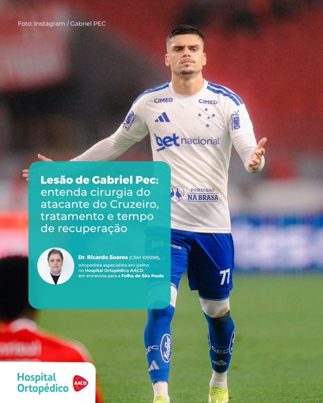 ⚽️ Gabriel Pec sofreu uma fratura na tíbia da perna esquerda em sua estreia pelo Cruzeiro, na partida do Brasileirão contra o Internacional.
 
📰 O Dr. Ricardo Soares, nosso ortopedista especialista em joelho, explicou sobre o tratamento do atacante em entrevista para a Folha de S. Paulo, entenda:
 
🏥 Na grande maioria dos atletas profissionais, é indicado o tratamento cirúrgico, pois permite melhor alinhamento, estabilidade e reabilitação precoce.
 
⏰ Segundo nosso especialista, é previsto que Gabriel retorne aos treinamentos em torno de quatro a cinco meses. Já a volta às competições, deve variar entre cinco e sete meses.
 
💬 “Essa é uma lesão grave que exige tratamento individualizado conforme o padrão da fratura, o comprometimento da fíbula, da articulação do tornozelo e das partes moles. No caso, como teve um corte, é considerada uma fratura exposta”, comentou.
 
Ficou com alguma dúvida sobre esse caso? Escreva nos comentários! ⬇️