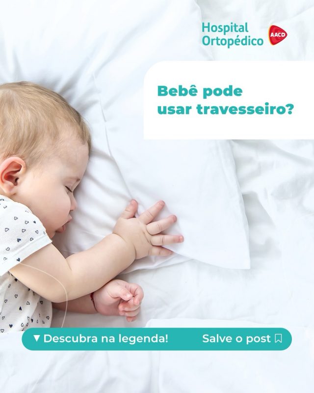 👶🏾 Na hora de montar o enxoval para a chegada do bebê, muitos pais acabam escolhendo um travesseiro com a sensação de deixar o berço mais confortável ou pensando em evitar refluxo.​

⚠️ Apesar de parecer uma boa ideia, até um ano de idade, não é recomendado o uso de travesseiros para bebês. Antes dos 12 meses, o uso desse tipo de acessório pode trazer alguns riscos:

❗️Bloqueio das vias aéreas caso o bebê vire de bruços​

❗️Forçamento inadequado da coluna cervical e do pescoço​

❗️Aumento do risco de sufocamento e morte súbita​

❗️O berço ideal é plano, firme e sem nenhum acessório solto.​

🏥 Para garantir um crescimento saudável em cada etapa, conte com a nossa equipe especializada em Ortopedia Pediátrica!​

✅ Atendemos particular e convênios. ​
​
📲 Consulta com hora marcada. Agende pelo WhatsApp (11) 5576-0777 ​
​
📍 Avenida Professor Ascendino Reis, 724 – Ibirapuera, São Paulo – SP ​
​
RT: Dra. Renata Menegazzi dos Santos (CRM/SP: 113163)